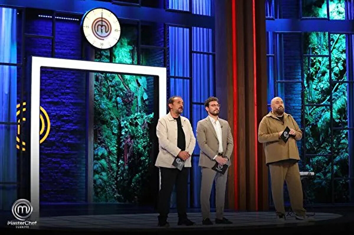 MasterChef’te kim elendi?<br><br>MasterChef Türkiye 2025’te elenen ilk isim Tunahan oldu. Yarışmaya veda eden Tunahan’ın ardından rekabet daha da kızışırken, önümüzdeki günlerde kimin eleneceği ve ana kadroya katılacak yeni isimler merakla bekleniyor.