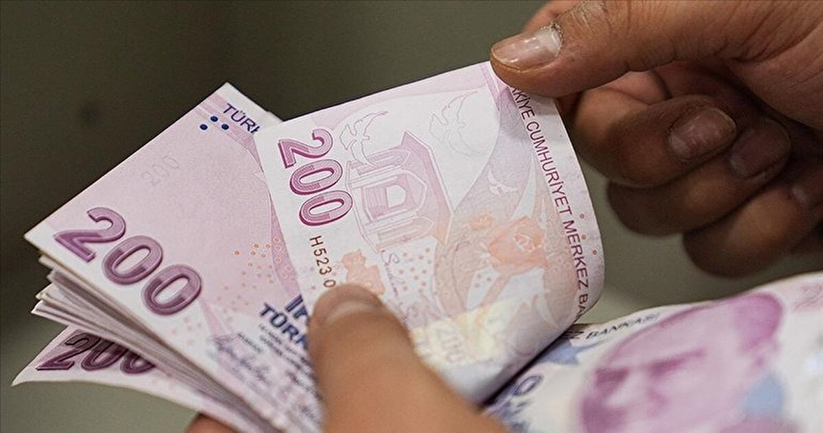 İlk teklif: Hükümetin zam oranları<br><br>Toplu sözleşme görüşmelerinde hükümetin sunduğu ilk teklif, 2026 yılı için yüzde 10+6, 2027 yılı için ise yüzde 4+4 şeklindeydi. Bu oranlar, memur ve emekli maaşlarında artış sağlayacak temel teklif olarak masada yer aldı. Hükümet yetkilileri, ilk teklifin memurların ekonomik durumunu gözeterek hazırlandığını belirtmişti.