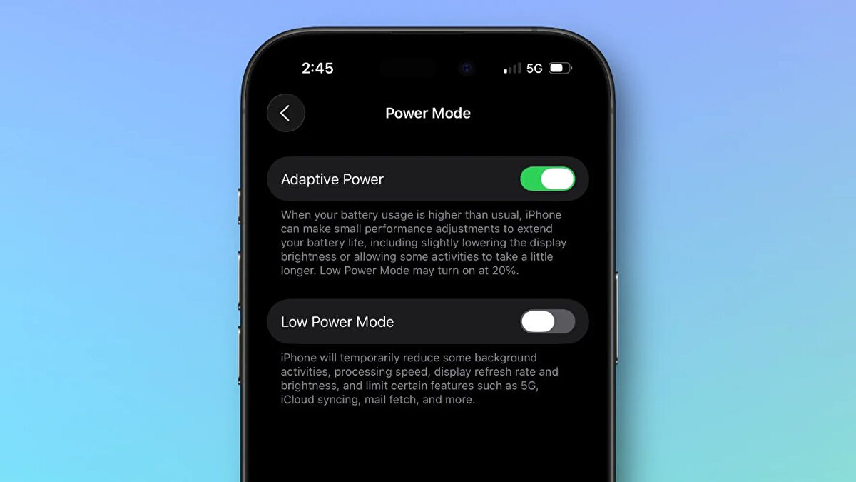 iOS 26 ile Gelen Uyarlanabilir Güç Özelliği<br><br>iOS 26, iPhone’lara pil ömrünü uzatan yeni bir özellik getiriyor. Uyarlanabilir Güç, telefonun kullanım yoğunluğunu analiz ederek küçük performans ayarlamaları yapıyor ve böylece pilin daha uzun süre dayanmasını sağlıyor. Gün boyunca telefonu sürekli elinde tutan kullanıcılar için bu özellik oldukça faydalı.<br>Bu yeni pil yönetim seçeneği, Ayarlar > Pil > Güç Modu bölümünde aktif hale getirilebiliyor. Düşük Güç Modu ile farkı, performansı ani şekilde kısmadan pili daha verimli kullanması. Telefon yoğun kullanıldığında, ekran parlaklığını hafifçe düşürebiliyor veya bazı işlemleri yavaşlatarak enerji tasarrufu sağlıyor.
