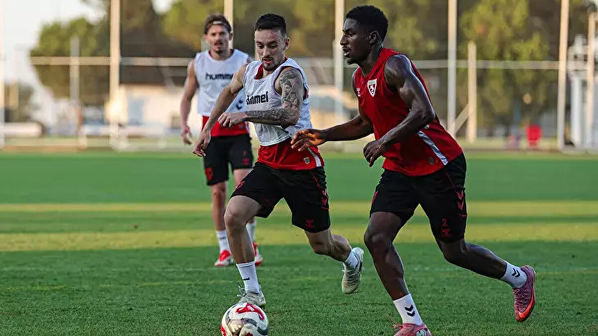 Samsunspor Avrupa’da<br> Uzun yıllar sonra Avrupa arenasına çıkan Samsunspor, Panathinaikos karşısında alacağı sonuçla yeniden ses getirmek istiyor. Zorlu rakibe karşı elde edilecek galibiyet, kulüp için prestij ve UEFA sıralaması açısından büyük önem taşıyor. Kırmızı-beyazlılar, Türkiye’yi Avrupa sahnesinde başarıyla temsil etmeye kararlı.