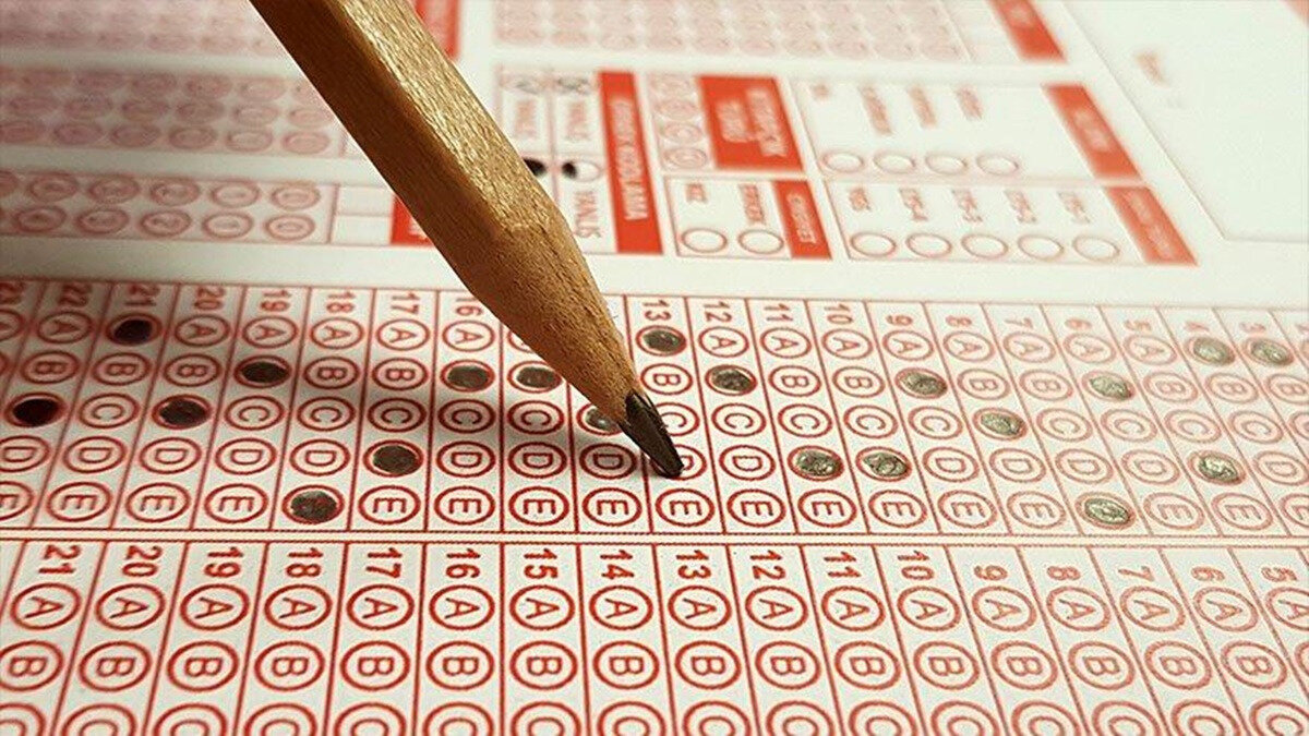 Kayıt için gerekli belgeler<br> YKS yerleştirme sonuçlarına göre kayıt yaptıracak adayların yanında bulundurması gereken belgeler şunlar:<br>* Mezun olunan ortaöğretim kurumundan alınan diploma veya onaylı örneği ya da yeni tarihli mezuniyet belgesi<br>* YÖKSİS veri tabanında başka bir yükseköğretim kurumunda kayıtlı olunması durumunda, diploma olmadan kayıt yapılabileceğini gösterir belge<br>* Alanı diplomasında belirtilmemiş adaylar için mezun olunan okul ve alanı gösterir resmi belge<br>* Üniversitenin talep etmesi halinde 12 adet 4,5x6 cm fotoğraf<br>* Katkı payı/öğretim ücretinin ödendiğine dair belge<br>* Üniversite tarafından ilan edilecek diğer belgeler