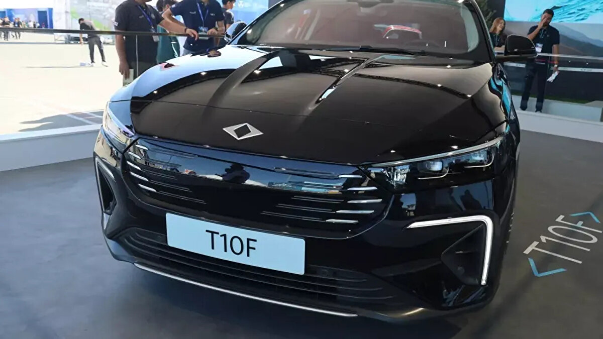 Togg’un yeni sedan modeli T10F’in net menzili açıklandı. WLTP standartlarına göre 623 kilometreye ulaşan T10F, Tesla Model Y’nin Long Range versiyonunu geride bıraktı.<br> Türkiye’nin yerli ve milli otomobil markası Togg, yeni sedan modeli T10F için geri sayıma başladı. Eylül ayından itibaren talep toplayarak satışa sunulacak olan T10F’in en çok merak edilen özelliği netleşti. Daha önce yaklaşık 600 kilometre menzile sahip olacağı duyurulan modelin kesin menzili WLTP standartlarına göre 623 kilometre olarak açıklandı.