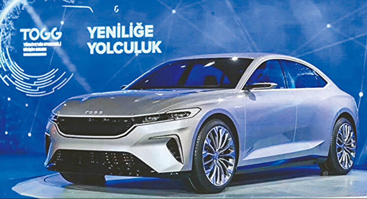 Togg T10F Uzun Menziliyle Tesla Model Y’yi geçti<br><br>Togg’un sedan modeli T10F, menzil konusunda önemli bir başarıya imza attı. Tesla Model Y’nin Long Range versiyonundan 37 kilometre daha fazla menzile sahip olan T10F, uzun yolculuklarda sürücülere şarj istasyonu arama derdi yaşatmayacak.