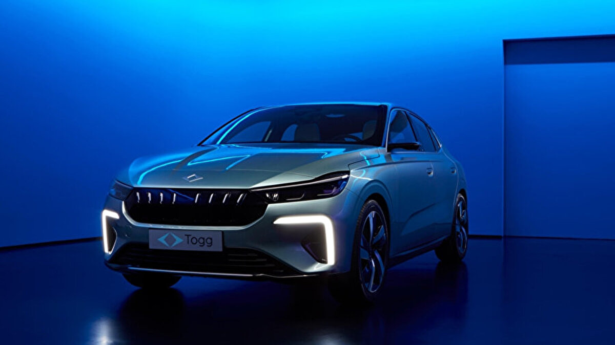 Togg Sedan Kaç Dakikada Şarj Oluyor?<br><br>WLTP verilerine göre 623 kilometreye kadar menzil sunan T10F, hızlı şarj özelliğiyle de dikkat çekiyor. Araç, yalnızca 28 dakikada yüzde 20’den yüzde 80’e kadar şarj olabiliyor. 0’dan 100 km/s hıza 7.2 saniyede ulaşabilen sedan model, 218 beygir gücündeki elektrikli motoruyla performans konusunda da iddialı.