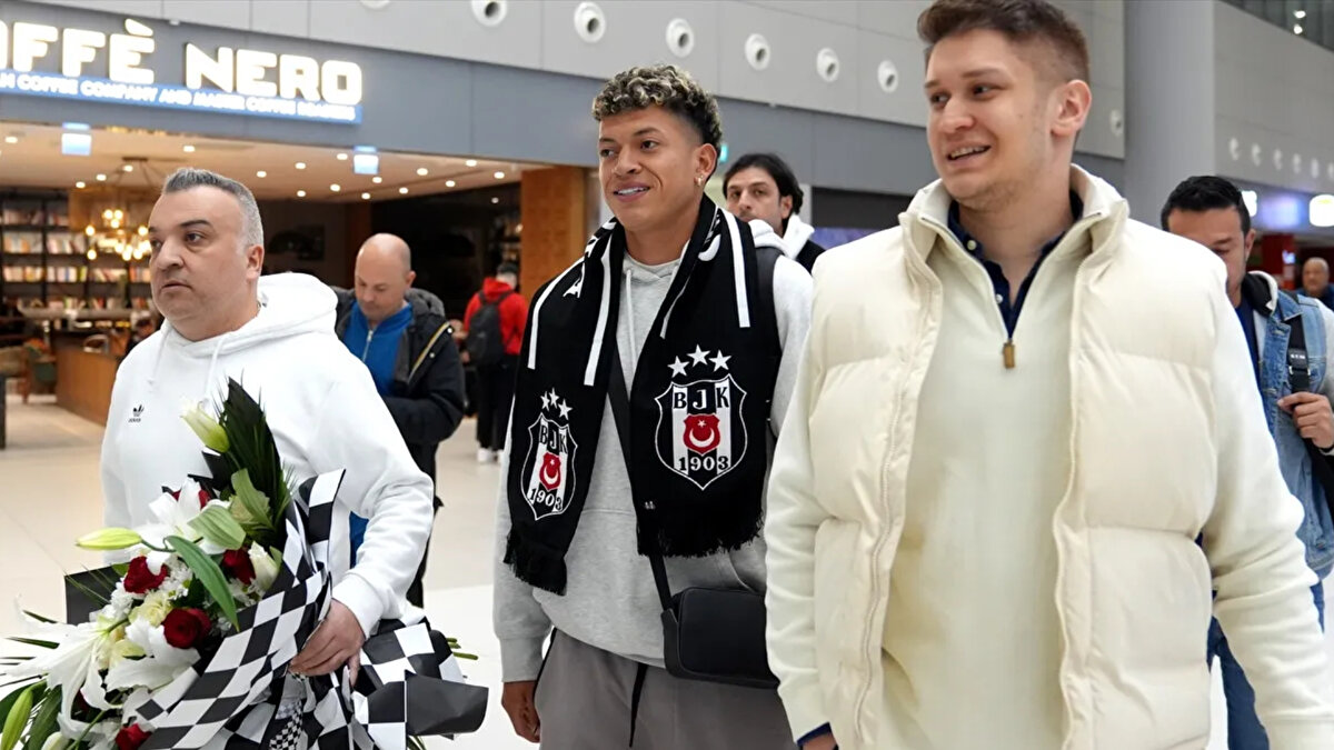 Beşiktaş, Kolombiyalı orta saha oyuncusu Elan Ricardo'yu satın alma opsiyonuyla Athletico Paranaense'ye kiraladı. Transferi önce Brezilya ekibi duyururken, Beşiktaş da resmi açıklamayı yaptı.<br><br>