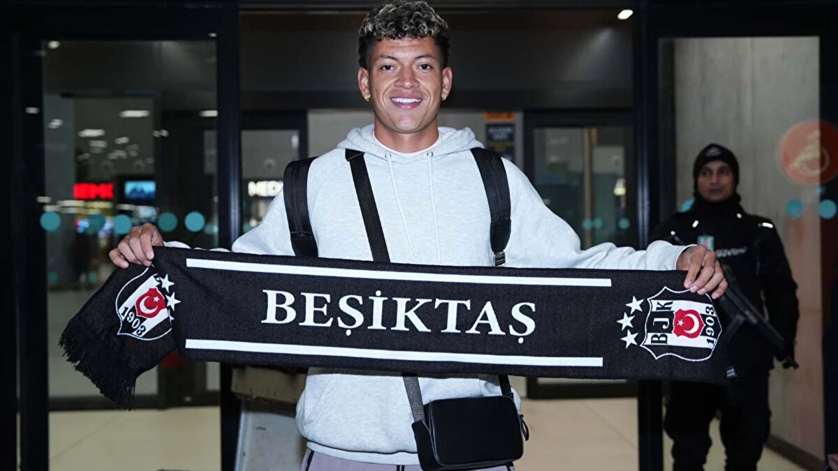 Transferle ilgili Beşiktaş'tan yapılan açıklamada “Profesyonel futbolcumuz Elan Ricardo, 2025-26 sezonu sonuna kadar satın alma opsiyonlu olarak Athletico Paranaense’ya geçici transfer olmuştur" denildi.<br><br>