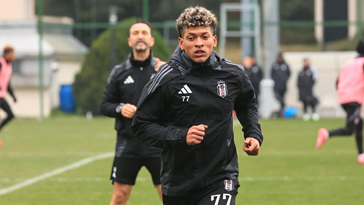 Bu arada RTI Esporte'nin haberine göre Elan Ricardo'nun satın alma opsiyonu 5 milyon euro. Oyuncunun maaşının tamamını Athletico Paranaense ödeyecek.<br><br>