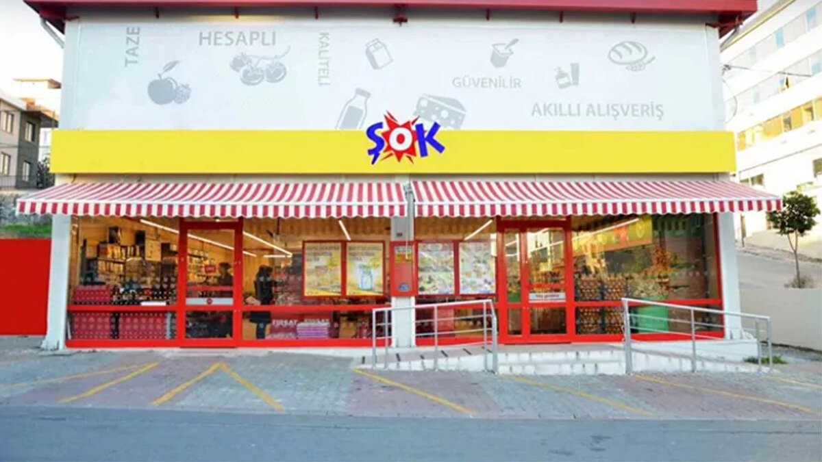 ŞOK kasa arkası ürünler (25 TL ve üzeri alışverişlerde geçerli)<br><br>ŞOK markette 25 TL ve üzeri alışverişlerde geçerli olacak kasa arkası ürünler de kampanyaya dahil edildi. İşte öne çıkan ürünler:<br>* RedBull 4x250 ml – 135 TL<br>* Ülker Çizi Kraker 6’lı – 50 TL<br>* Yumoş Uzman Serisi Konsantre Yumuşatıcı 1200 ml – 199 TL<br>* Johnson’s Bebek Şampuanı 750 ml – 99 TL