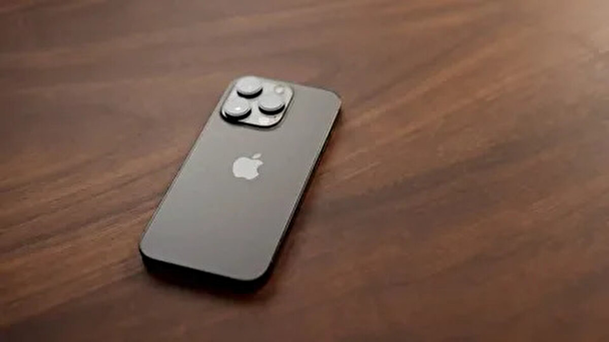 <br><br>1- YAZILIM HATASI <br><br>Günlük kullanımda şarjın normalden daha hızlı tükenmesindeki faktörlerden biri eski veya sorunlu güncellemeler olabiliyor. Bunlar gün içinde kasma donma gibi durumlara neden olurken, gece boştayken pilin tükenmesinde de sinsi problemler olarak biliniyor. Öte yandan bazı arka plan işlemlerinin hatalı olarak çalışması da bir başka etken. Telefon uyku modunda olması gerekirken sistemden kaynaklı sorun nedeniyle uygulamalar arka planda çalışmayı sürdürebiliyor.  <br>