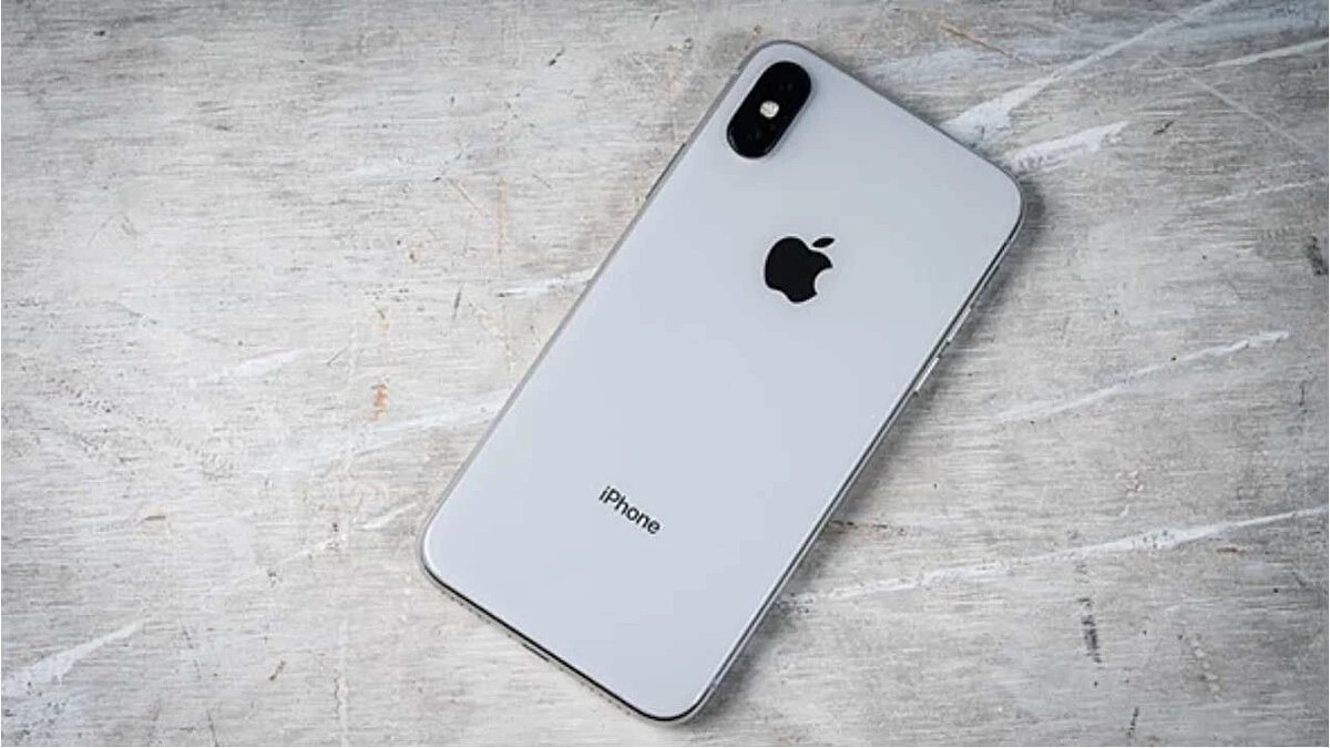 5- KONUM SERVİSLERİ PİLİN DÜŞMANI<br><br>Gerek WhatsApp gerek Instagram veya bir başka uygulama olsun konum servisine sürekli ihtiyaç duyabiliyor. Telefonun GPS özelliği ise siz telefonu kilitleyip bir kenara bıraksanız bile arka planda ciddi pil tüketimine neden oluyor. Konum servisine erişen uygulamaları sınırlandırarak şarjın daha uzun süre gitmesini sağlayabilirsiniz. 