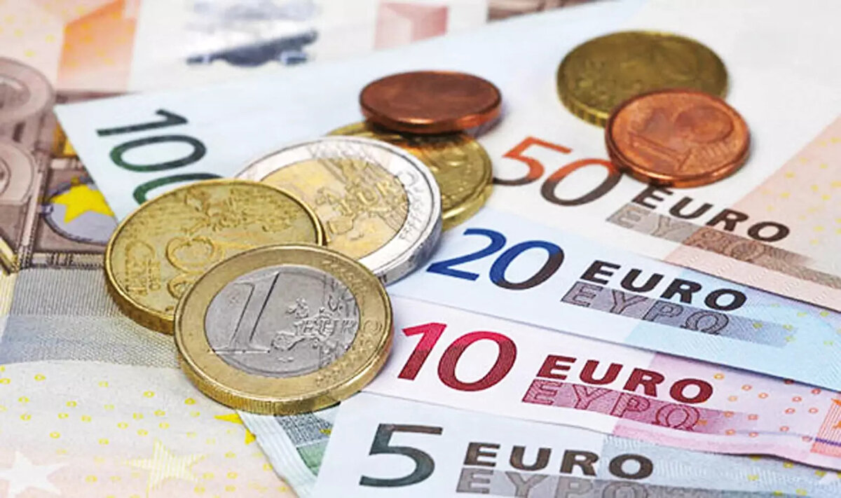 Uluslararası piyasalarda saat 18.30 itibarıyla avro/dolar paritesi 1,669, sterlin/dolar paritesi 1,3517 ve dolar/yen paritesi 147,915 düzeyinde seyrediyor.