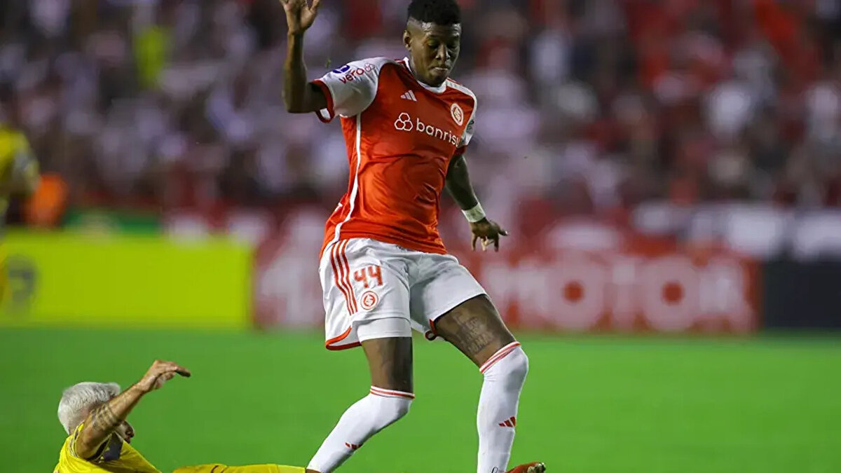 2022’den bu yana Internacional forması giyen Brezilyalı stoper Vitao, kısa sürede takımın savunma hattının lideri oldu. Bu sezon eyalet şampiyonluğunu kazanan genç savunmacı, bugüne kadar 173 maçta sahaya çıktı.