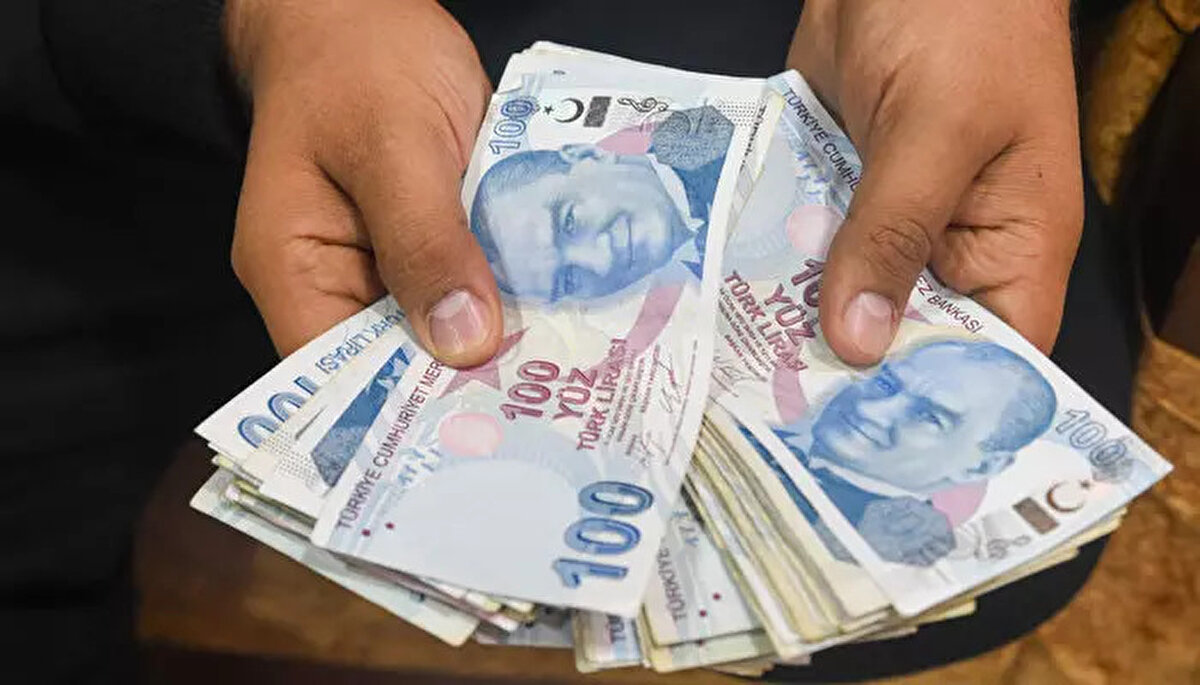 Hükümet, memur ve memur emeklisine 2026 yılı için ilk altı ay yüzde 11, ikinci altı ay yüzde 7, 2027 yılı için ilk altı ay yüzde 4, ikinci altı ay yüzde 4 oranında zam teklif etti.<br><br>