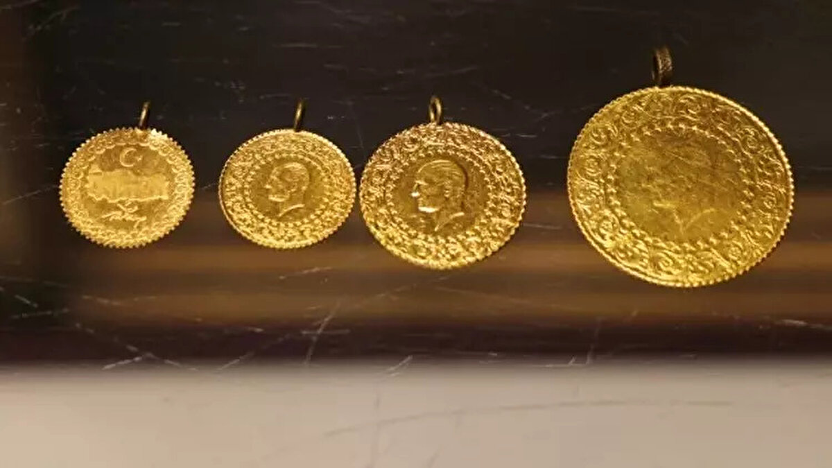 Ons altın fiyatı son durum<br>Küresel piyasalarda ons altın da yukarı yönlü hareket etti. 18 Ağustos itibarıyla ons altın fiyatı 3.355,41 dolar seviyesine çıkarak 0,62 dolarlık yükseliş kaydetti. Uzmanlara göre bu artış, hem küresel ekonomik gelişmeler hem de iç piyasadaki talep kaynaklı olarak değerlendiriliyor.