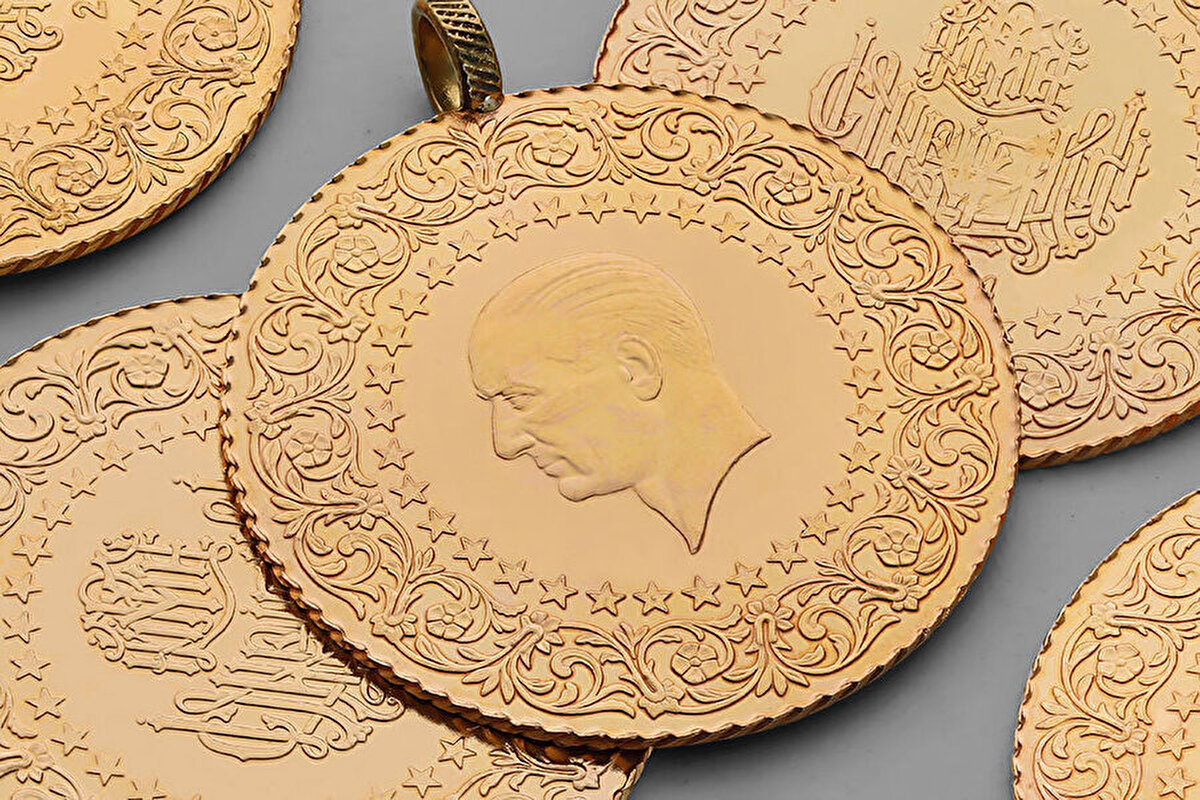 Yarım altın ne kadar oldu?<br><br>18 Ağustos 2025 itibarıyla yarım altın fiyatı 14.501,00 TL seviyesinden işlem görüyor. Önceki güne kıyasla 0,53 TL’lik artış kaydeden yarım altın, özellikle yatırımcıların ve vatandaşların en çok tercih ettiği altın türleri arasında yer alıyor. Son günlerdeki yükseliş trendi, yarım altına olan ilgiyi artırırken fiyatların seyrinin önümüzdeki günlerde de merakla takip edilmesi bekleniyor.