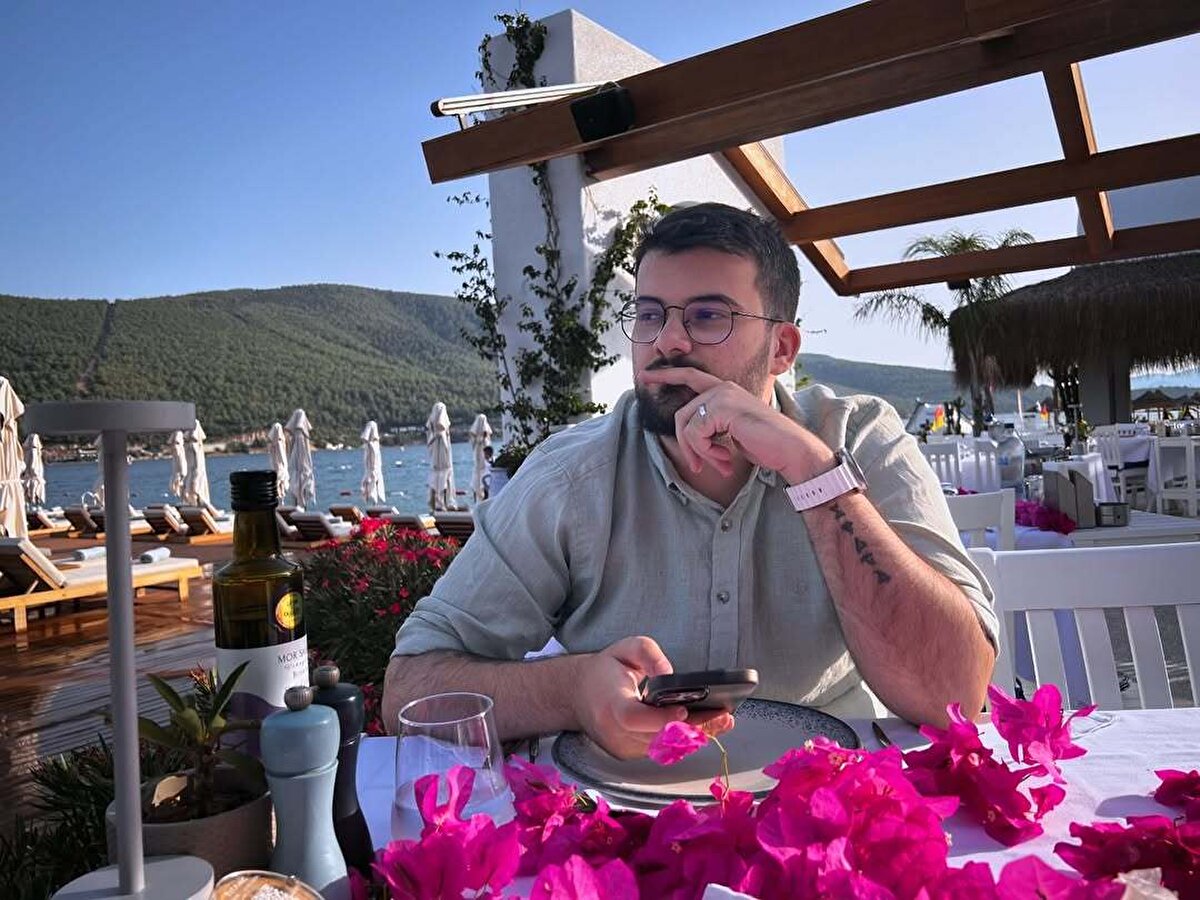 Oğuzhan Dalgakıran (Jrokez) ölüm haberiyle gündeme geldi. Twitch üzerinden açtığı yayınlarla tanınan Jrokez ölüm haberiyle sevenlerini yasa boğarken birçok kişi tarafından da merak konusu oldu. Peki Oğuzhan Dalgakıran (Jrokez) nereli, kaç yaşında, neden öldü?