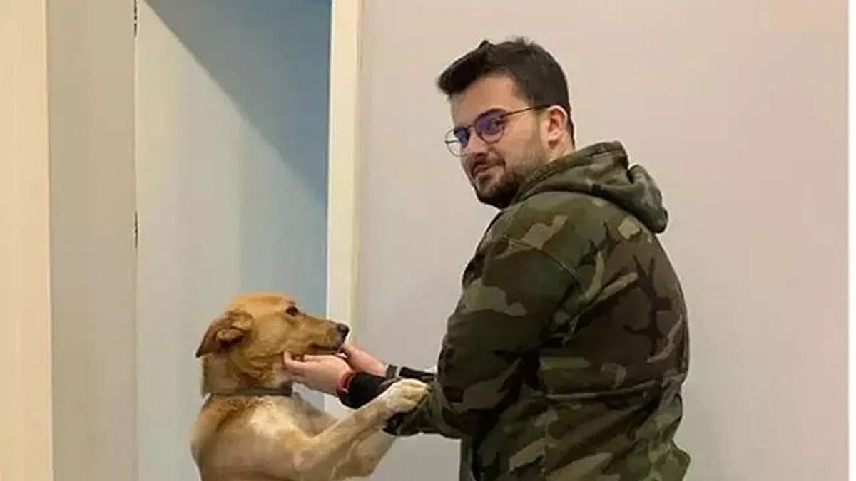 1999 Mersin doğumlu Oğuzhan Dalgakıran, “Jrokez” adıyla Twitch’te yayın hayatına başladı. Zamanla farklı oyun yayınları, sohbet içerikleri ve izleyiciyle kurduğu yakın iletişim sayesinde geniş bir takipçi kitlesine ulaştı. Daha sonra Kick platformuna geçerek yayınlarını burada sürdürdü. Türkiye’deki genç kitleler arasında kendine sadık bir topluluk oluşturdu.