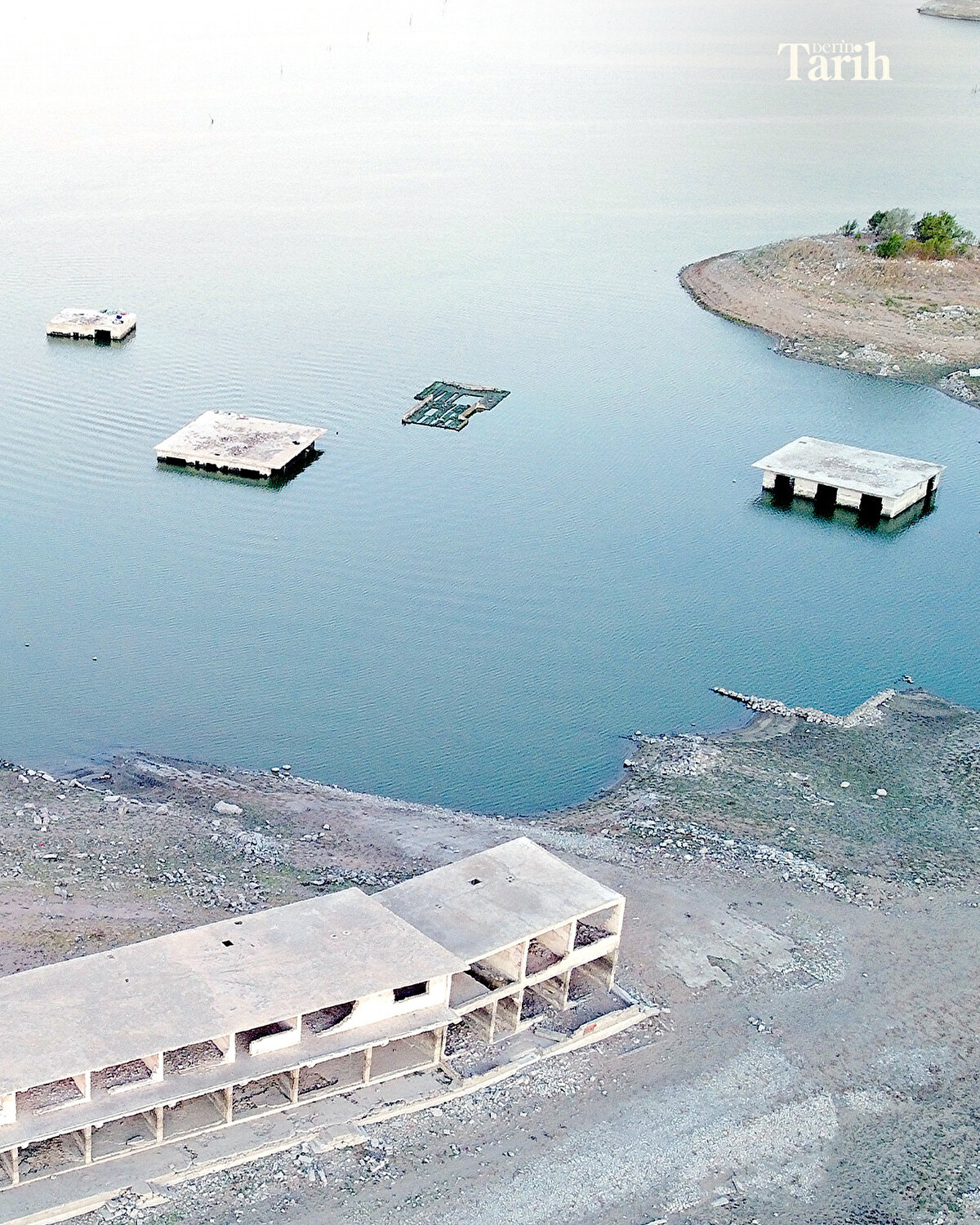 Çocukluğunun burada geçtiğini anlatan Aydın, "Baraj karşısındaki evler istimlak edilmedi, oralar kaldı. Binalar o kadar sağlam ki çürümedi, zarar görmedi. İnsan çok duygulanıyor, çocukluğumuz hep buralarda geçti. Burayı görmek için geldim. Sular oldukça çekilmiş. Çocuklumuz gözümüzün önüne geliyor, duygusal şeyler hissediyorsun." diye konuştu.