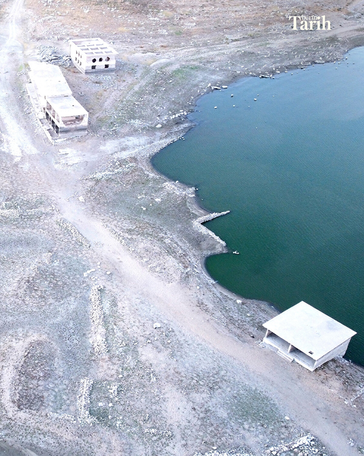 "Mezarlarımız, yaşadığımız evler gün yüzünde. Keşke sular çekilmeseydi, barajın doluluk oranı yüksek olsaydı da biz de eski günlerimizi yad edip üzülmezdik."