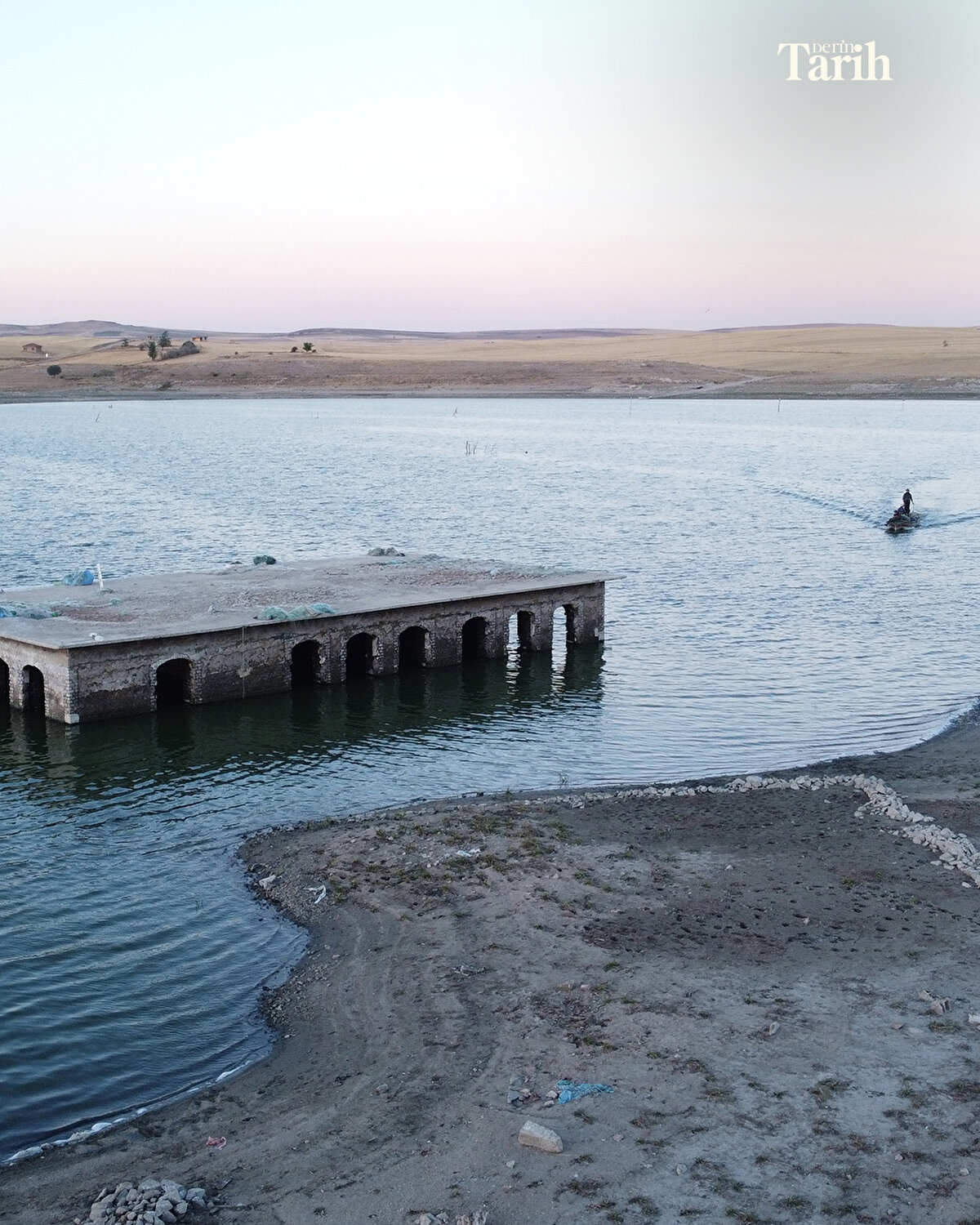 "Çocukken okulun bahçesinde top ve misket oynardık, camimizde Kur'an kursuna giderdik. Buraları görünce insan duygulanıyor. Eski köyümüz ortaya çıktı."