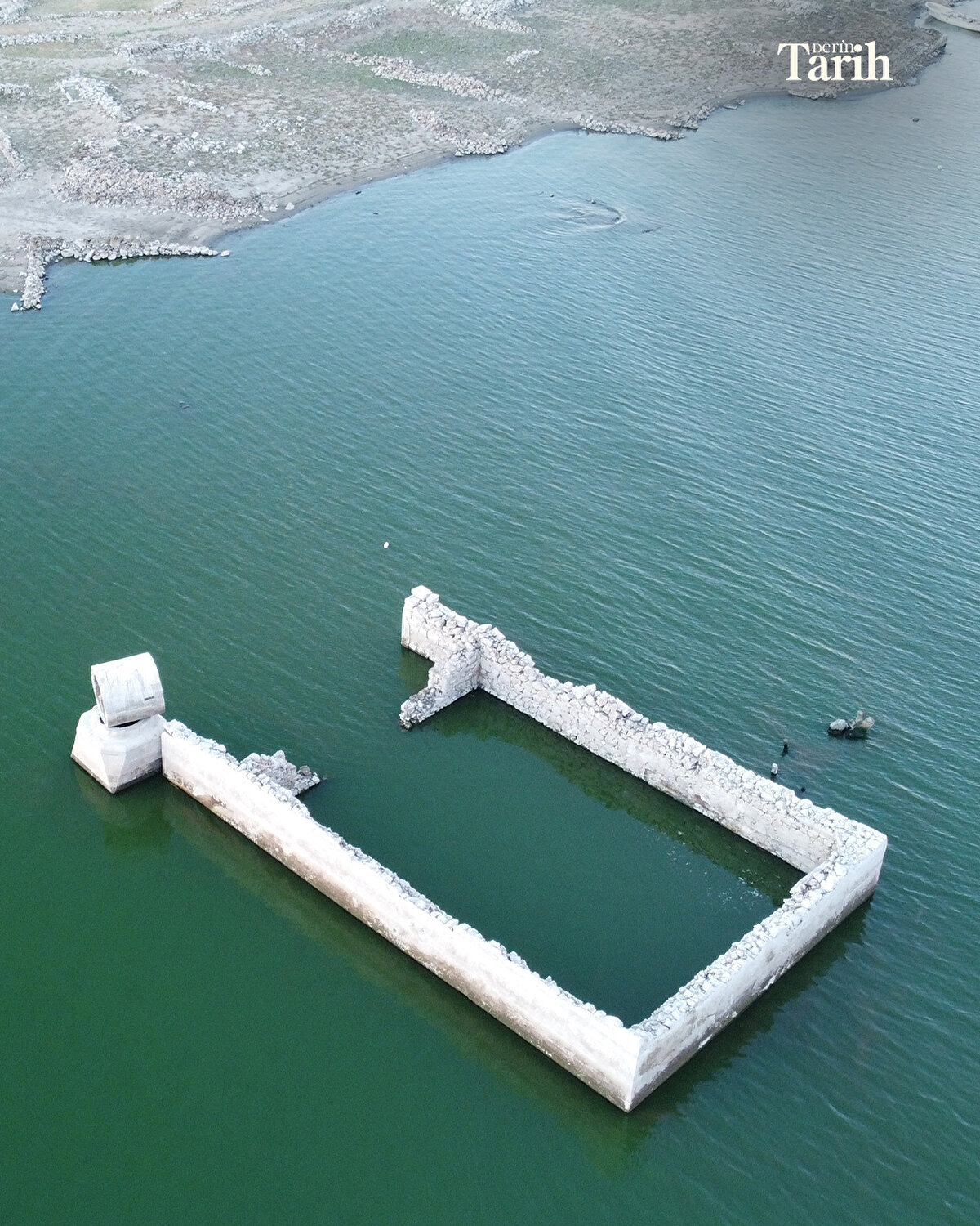Su altında kalan okul, belediye binası, mezarlıklar ve çeşitli yapılar da gün yüzüne çıktı. Köy sakinleri, barajın yapım aşamasında boşaltılan eski yerleşimlerini yeniden görmenin heyecanını yaşadı.