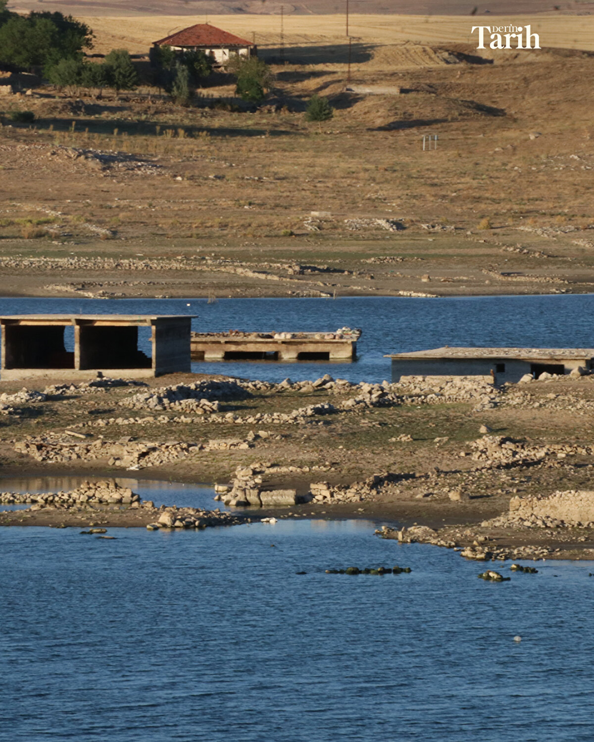 Beklenen yağışların düşmemesi ve bilinçsiz su kullanımının etkisiyle yaşanan çekilmenin ardından barajın doluluk oranı, son yılların en düşük seviyelerine ulaştı.