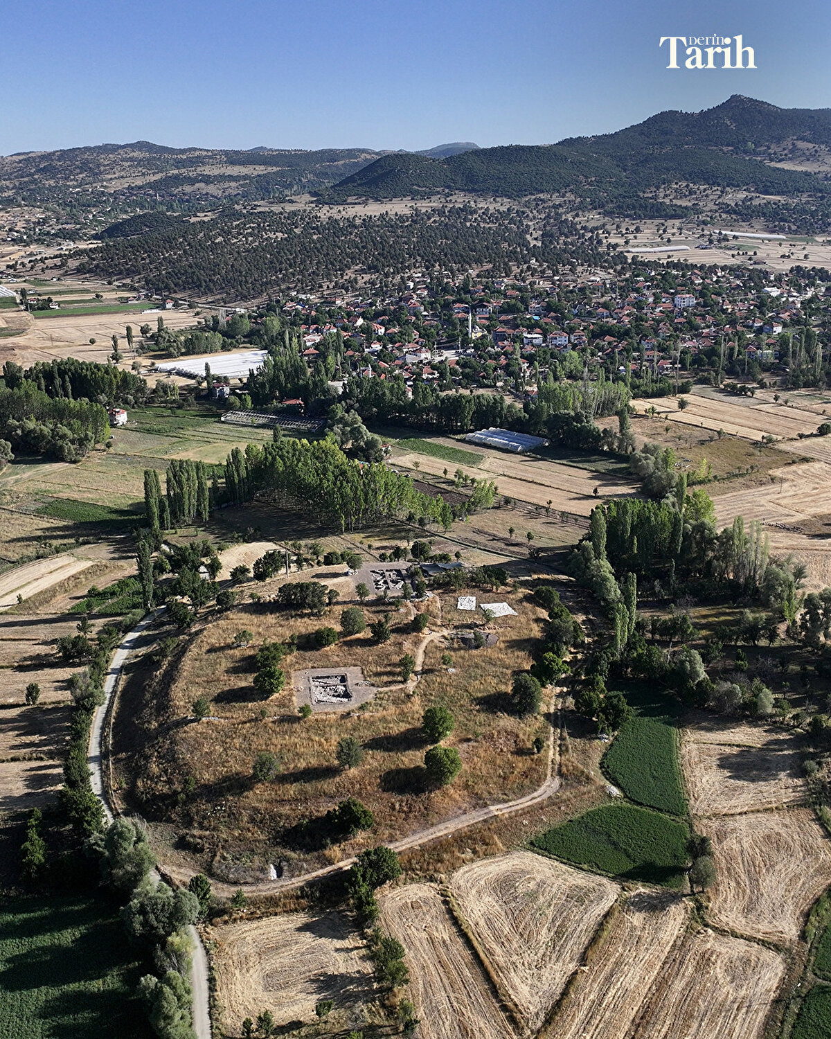 Burada birçok döneme ait yerleşim izleri bulunduğuna dikkati çeken Aykurt, bunun da "bölgedeki yerleşim biçimi, mimarisi ve o dönemlerde insanların kullandığı aletleri, kap kacakları ve yaşam biçimlerinin ortaya çıkması açısından önemli" olduğunu dile getirdi.