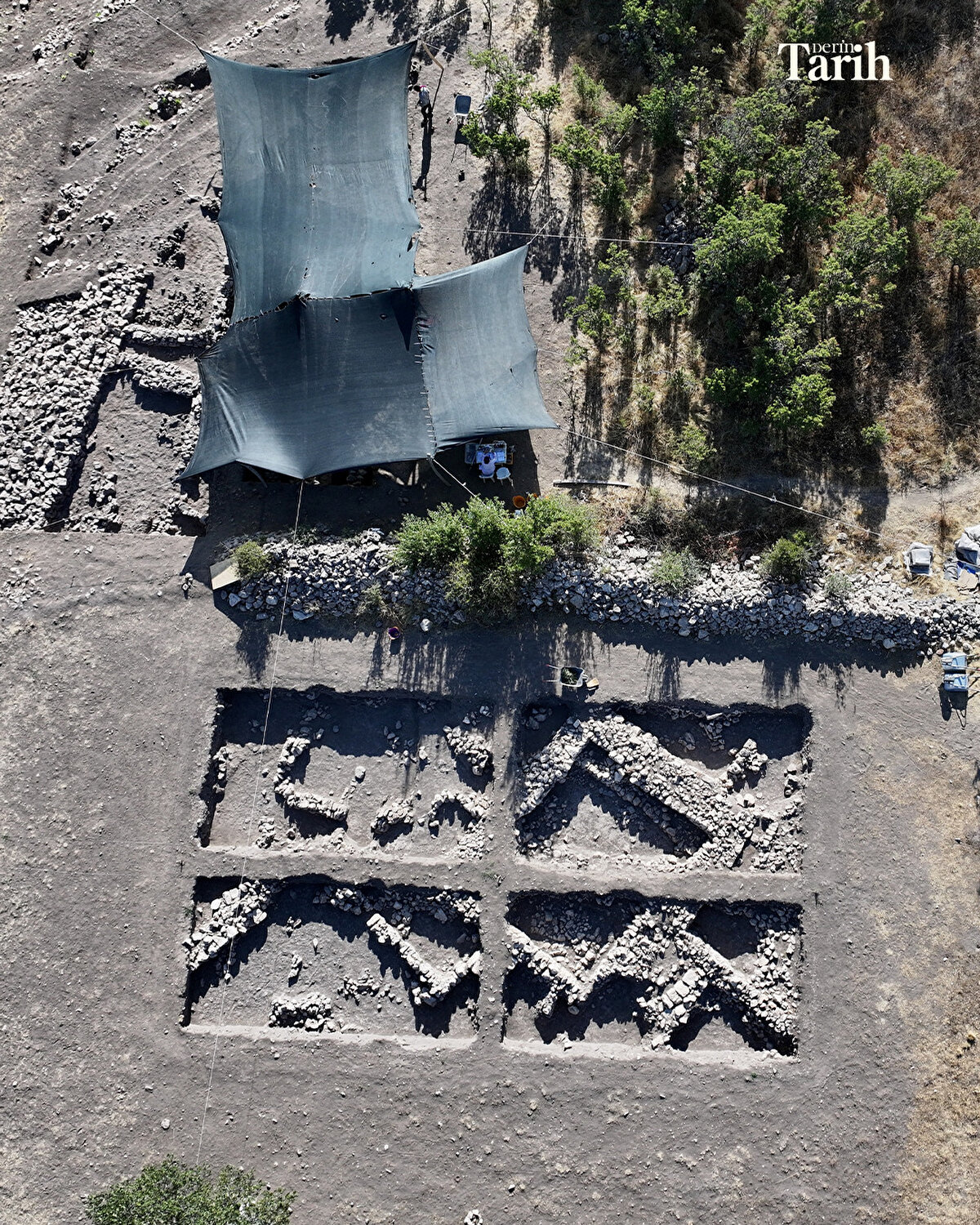 Daha sonra alana Erken Tunç Çağı'na ait şu ana kadar tespit edilen 8 üst üste yerleşim olduğunu ifade eden Aykurt, "Onun üzerinde Orta Tunç Çağı yerleşmesi var. Dönemin devamında Geç Tunç Çağı dediğimiz dönemde ise alan mezarlık olarak kullanılmış. Bu çağa ait yerleşme henüz tespit edemedik. Daha sonra höyük terk ediliyor. Milattan önce 7. yüzyıl sonu, 6. yüzyılın ilk yarısında da tekrar yerleşme oluyor alanda. Bundan sonra geçirdiği deprem sonucunda da höyük terk ediliyor." diye konuştu.