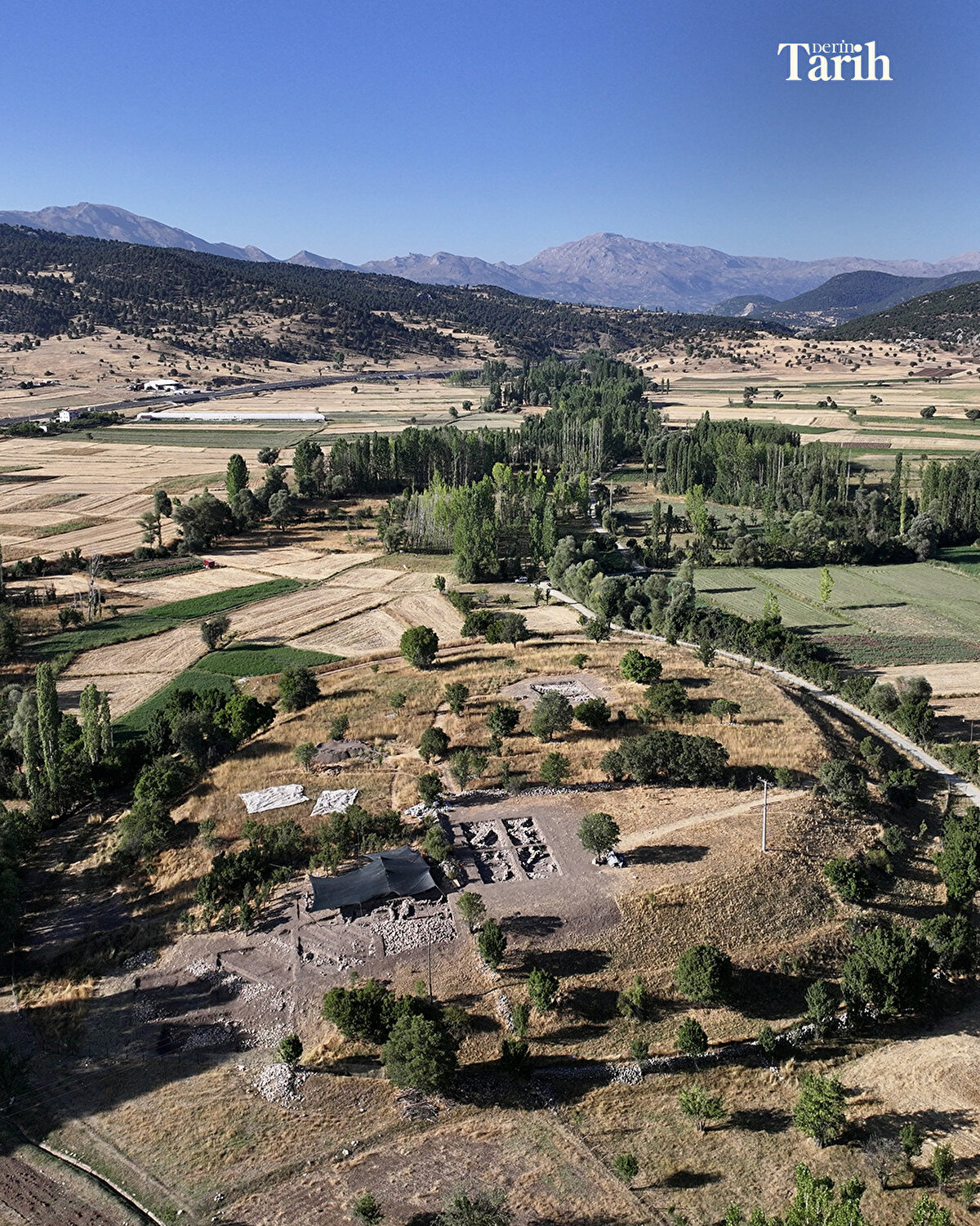 Kazıdaki seramik buluntuları ve karbon analizlerinden bölgede ilk yerleşimin milattan önce 3300'lerde olduğunun tespit edildiğini belirten Aykurt, bu yılki kazılarda ise ​​​​​​​milattan önce 2500, 2400 yıllarına ait yerleşmeleri gün yüzüne çıkarmak için çalıştıklarını anlattı.