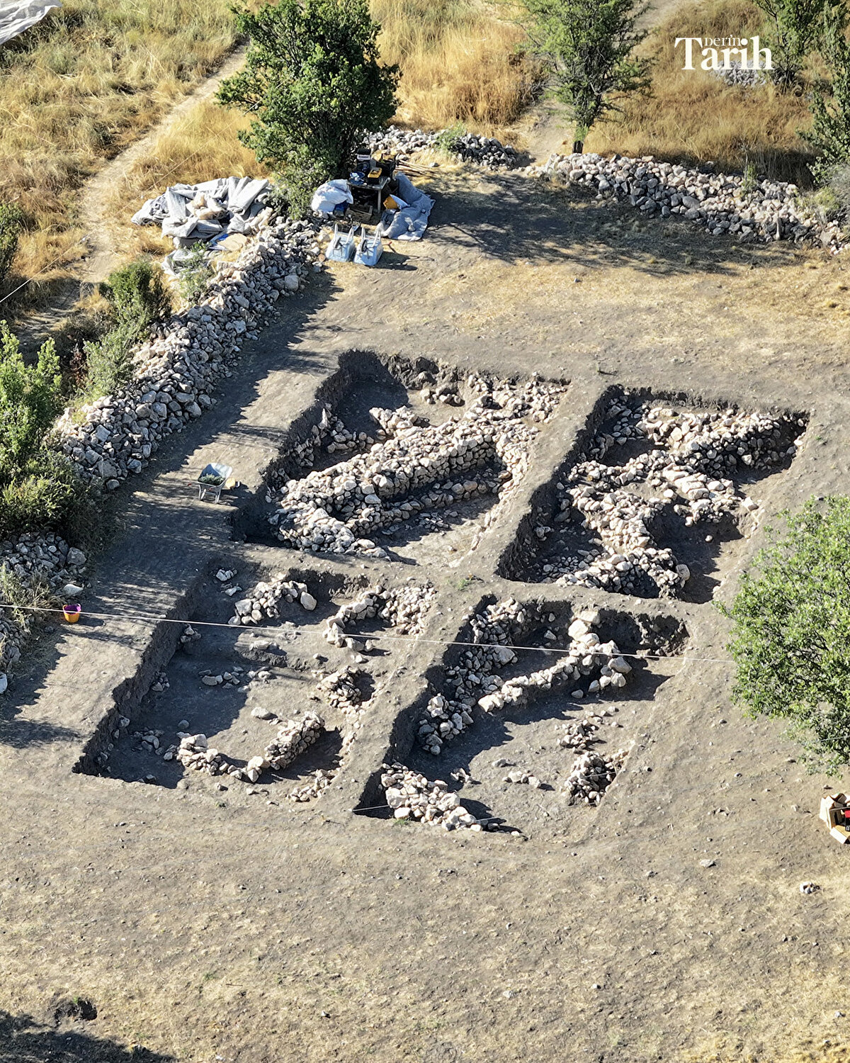 Aykurt, Muğla'da tek kazı yapılan höyük yerleşiminin Çaltılar Höyük olduğunu, kazının bölgedeki kronolojik dizini tamamlaması açısından büyük önem taşıdığını vurguladı.<br><br>Bu bölgede şu ana kadar en erken yerleşimin Tlos Atik Kenti yakınlarındaki Grimeler Mağarası'nda tespit edildiğini anımsatan Aykurt, bunun devamında kazılmış bir yerleşme olmadığını ifade etti.