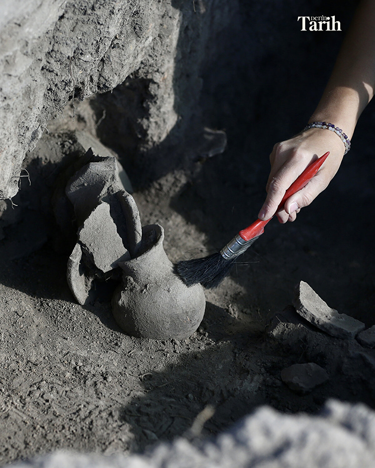 Kazı Başkanı Prof. Dr. Ayşegül Aykurt, 2021'de başlanan kazılarda elde edilen seramik buluntuları ve karbon analizleriyle o dönemde, şu an höyük olan kısmın bataklık olduğunun tespitinin yapıldığını anlatan Aykurt, "Burada yaşayanlar ilk olarak bataklık kenarına yerleşmişler. Günümüzden 5100 yıl önce ise bu bataklık kurumuş yerleşme de yatay olarak höyüğün olduğu kısma doğru yayılıyor." dedi.