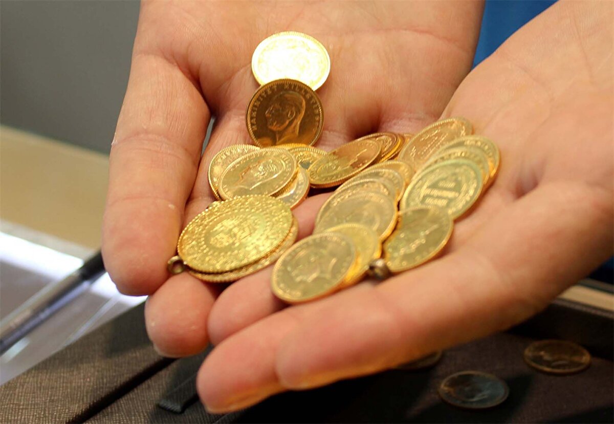 “ONS ALTINDA 100 DOLARLIK DÜŞÜŞ ALANIMIZ VAR”<br>Uluslararası piyasalarda ons altın 3350 dolar seviyesinde. Geçen haftaya kıyasla haftaya yükselişle başladı. Bir kırılım olacak. Bu kırılımın sebebi Putin ve Trump görüşmesi olacak. Ya aşağı yönlü sert bir şeklide kırılacak ya da  ya da yukarı yönlü sert bir şekilde kırılacak. Ama mutlaka bir kırılma olacak. 