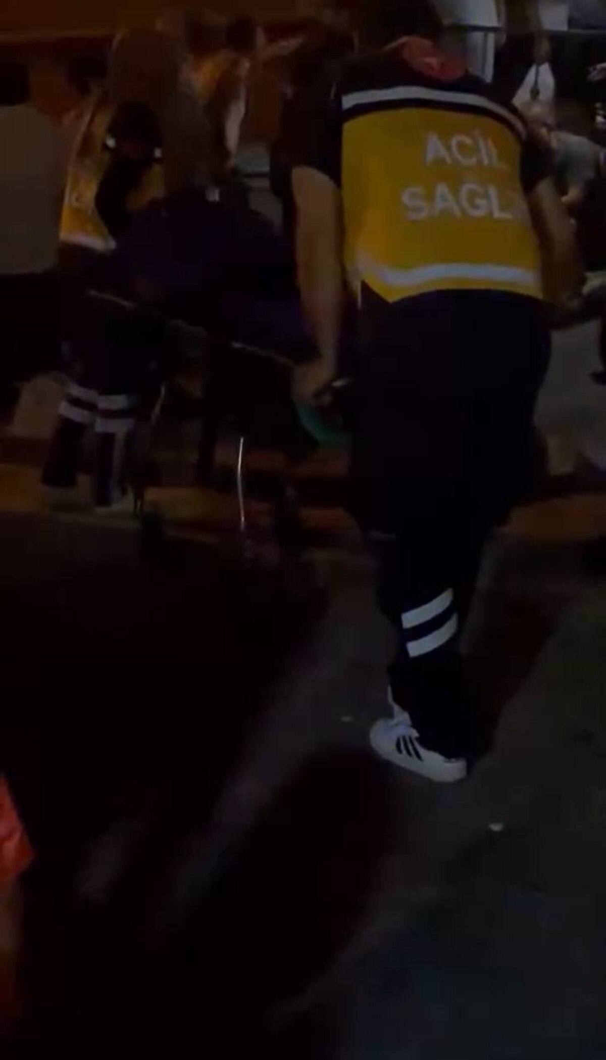 Saldırganlar geldikleri motosiklet ile olay yerinden kaçarken, olayı görenlerin ihbarı üzerine adrese polis ve acil sağlık ekipleri geldi. Sağlık ekiplerinin kontrollerinde bacağından yaralandığı belirlenen kişi, olay yerindeki ilk müdahalenin ardından ambulansla hastaneye kaldırdı. Bölgede olay yeri inceleme çalışması yapan polis ekipleri, kaçan şüphelileri yakalamak için çalışma başlattı. 