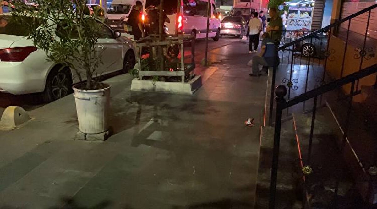 Saldırganlar geldikleri motosiklet ile olay yerinden kaçarken, olayı görenlerin ihbarı üzerine adrese polis ve acil sağlık ekipleri geldi. Sağlık ekiplerinin kontrollerinde bacağından yaralandığı belirlenen kişi, olay yerindeki ilk müdahalenin ardından ambulansla hastaneye kaldırdı. Bölgede olay yeri inceleme çalışması yapan polis ekipleri, kaçan şüphelileri yakalamak için çalışma başlattı. 