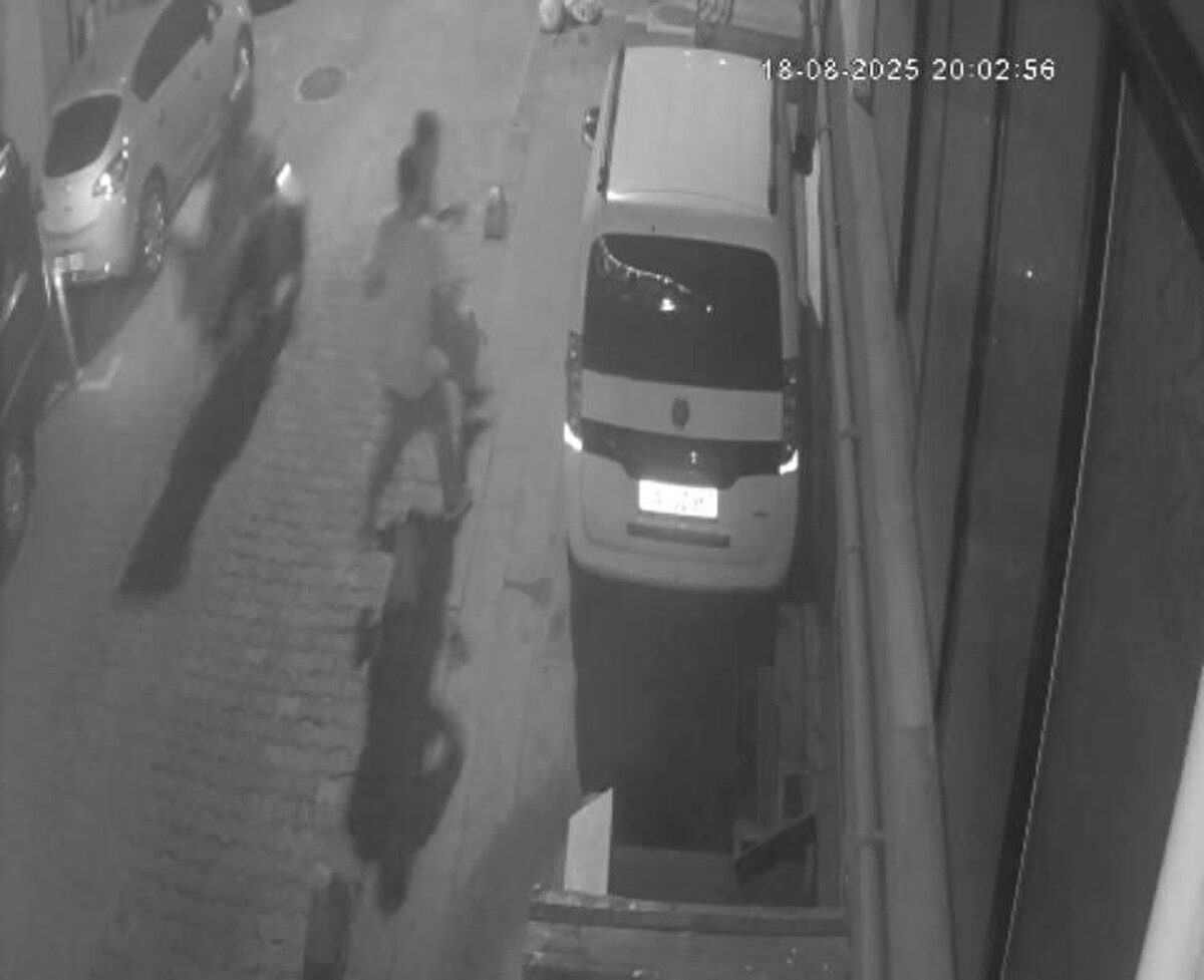 Silahlı saldırı anları, caddedeki bir iş yerinin güvenlik kamerası tarafından kaydedildi. 