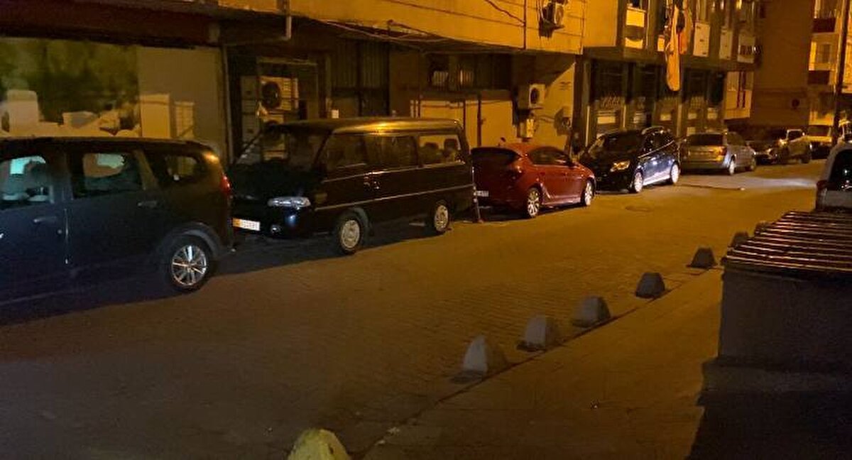 Kaldırımda kız arkadaşıyla birlikte yürüyen ismi öğrenilemeyen kişi, motosikletle gelen 2 şüphelinin silahlı saldırısına uğradı. 