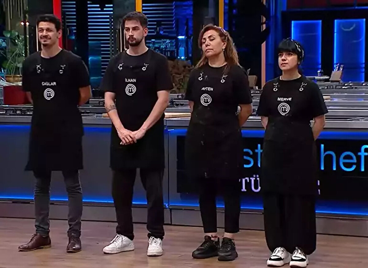 MasterChef Türkiye 2025’in yeni sezonu tüm hızıyla devam ediyor. 17 Ağustos akşamı ekranlara gelen yarışmada, şefler Somer, Danilo ve Mehmet’in jüri koltuğunda oturduğu kritik an yaşandı. Haftanın eleme turunda yarışmacılar, şeftalinin farklı çeşitlerini kullanarak yaratıcılıklarını sergiledi.