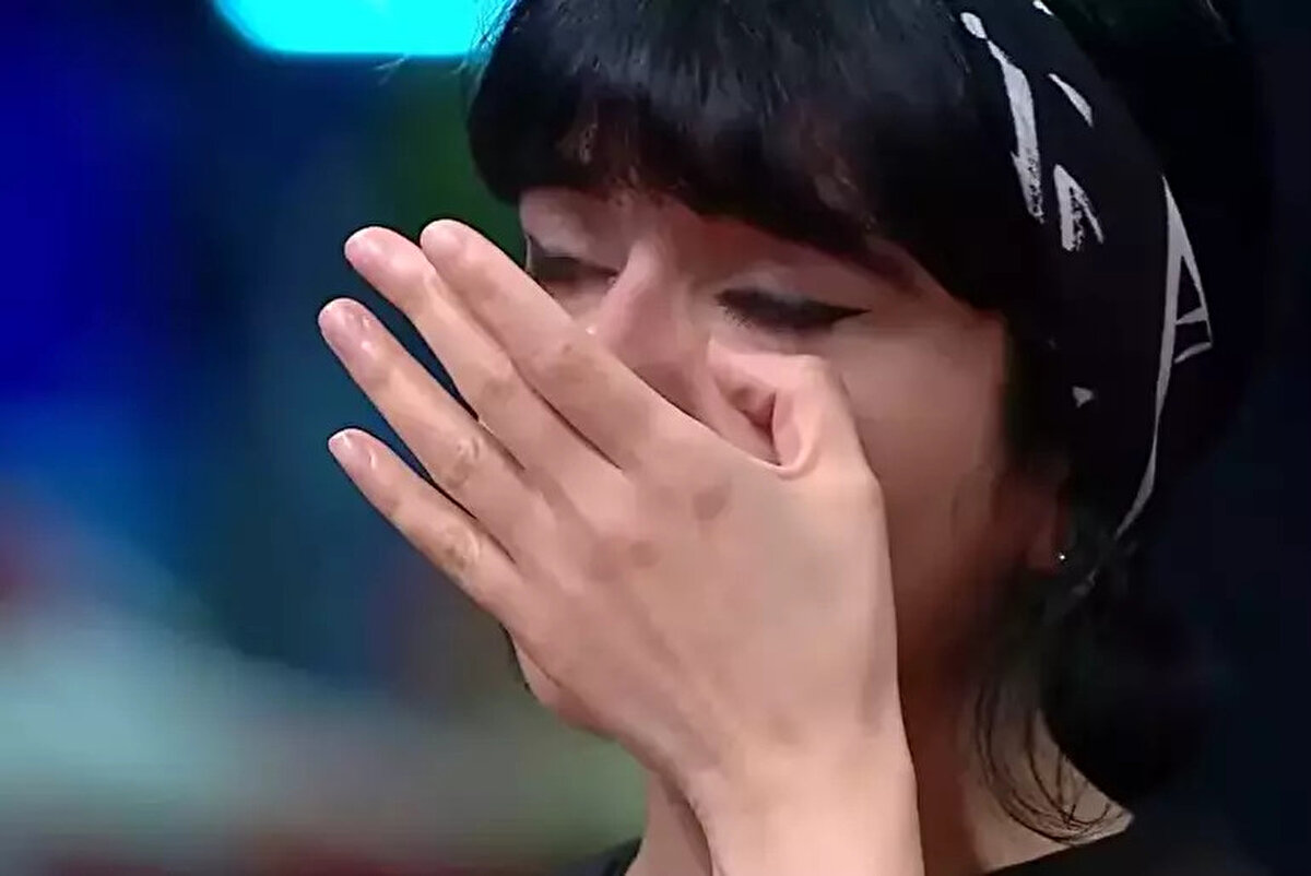 Çağlar ise Merve’nin elenmesine üzüldüğünü belirterek, “Ne diyeceğimi bilmiyorum. Dondum kaldım. Sağlıklı bir tabakta yapamadım. Merve’nin elenmesine üzüldüm. Çıkmama sevinemiyorum. Kendimi toparlayıp bir şeyler yapmam lazım.” dedi.<br><br>MasterChef Türkiye’de ikinci hafta böylelikle tamamlanırken, yarışmanın bir sonraki bölümünde yeni heyecanlar ve sürpriz gelişmeler izleyicileri bekliyor.