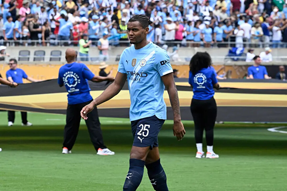 Athletic'te yer alan habere göre sarı-kırmızılı ekip, İngiliz ekibinin deneyimli stoperi Manuel Akanji'yle ilgileniyor.