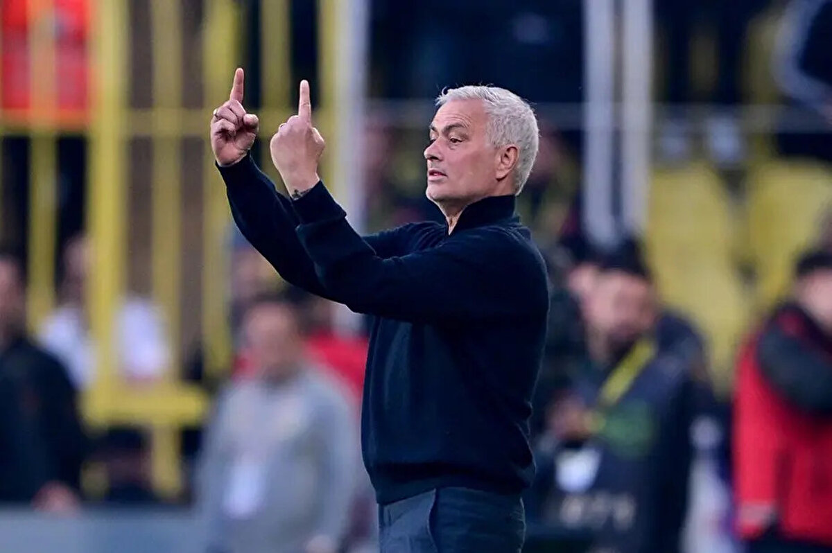 Jose Mourinho, Fenerbahçe ile ilgili Brezilya basınından SportyNet'e açıklamalarda bulundu. Portekizli çalıştırıcı, sarı-lacivertlilerin adının bir dönem Neymar ile anılmasıyla ilgili de konuştu.<br>