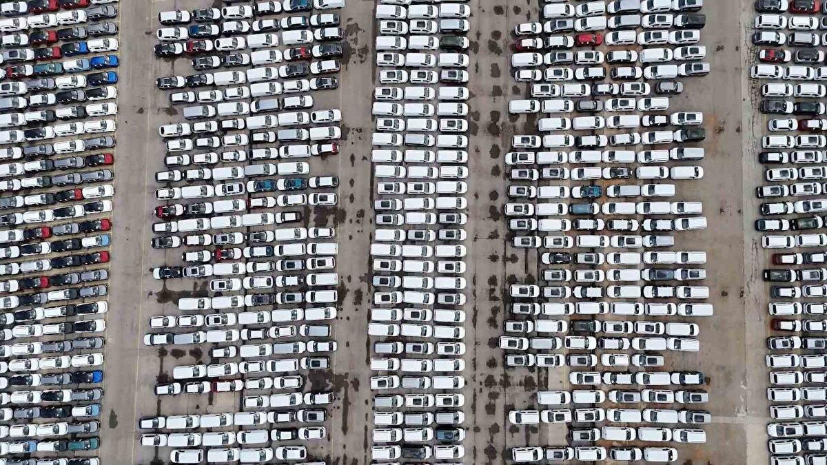 Öte yandan, havadan çekilen görüntüler, ithalatın boyutunu gözler önüne sererken, limanda araç yoğunluğunun günlerdir devam ettiği görüldü.