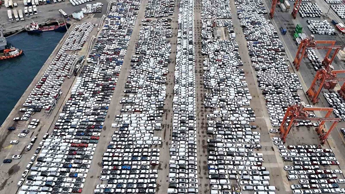 Türkiye'de uzun süredir yüksek seviyelerde seyreden ikinci el otomobil fiyatlarının, piyasaya giren sıfır ithal araçlarla birlikte düşüş eğilimine girdiği belirtildi.