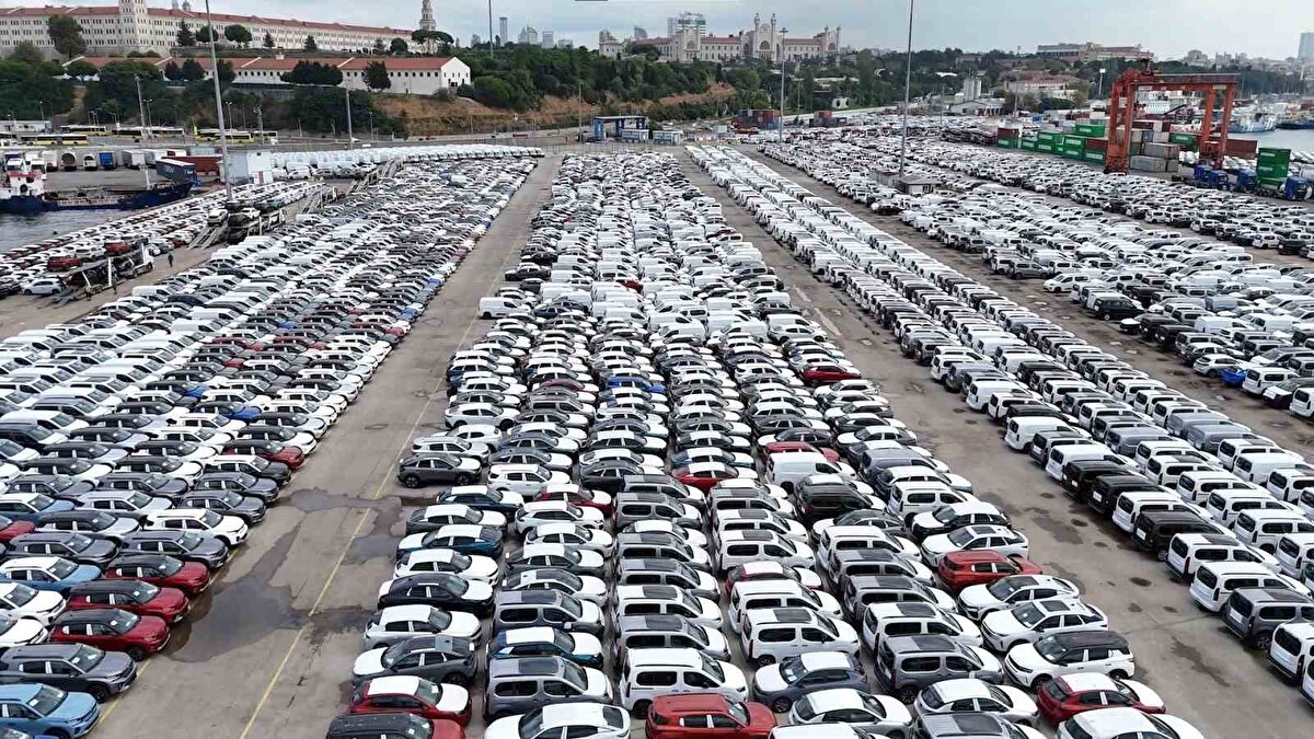 Üretildikleri ülkelerden deniz yoluyla taşınan otomobiller, liman sahasında marka ve modellerine göre düzenli bir şekilde park edildi.