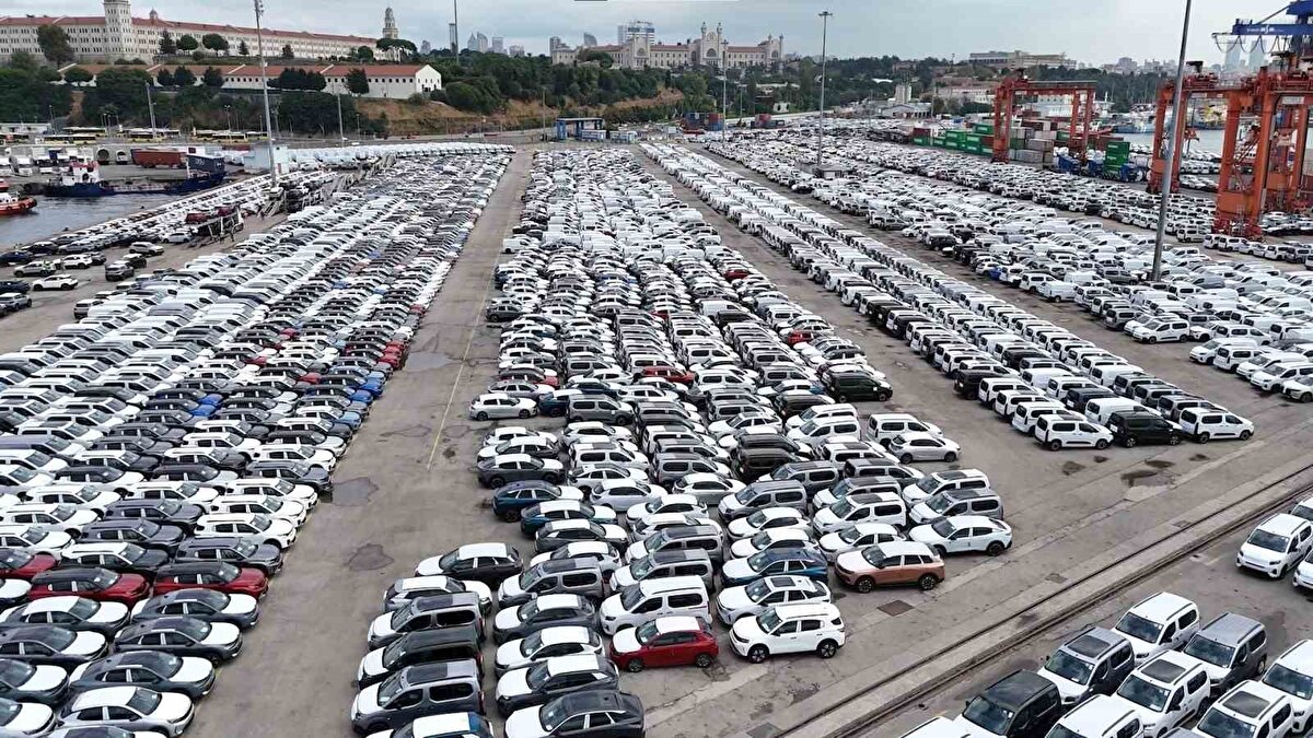 Liman sahasında bir süre bekletilen araçların, gümrük işlemlerinin ardından bayilere ve galerilere sevk edilerek satışa sunulacağı öğrenildi.