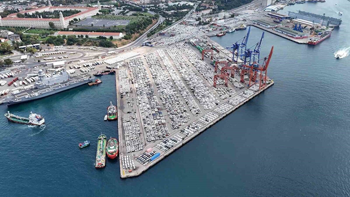 Dron ile kaydedilen görüntülerde, limanın büyük bölümünü kaplayan yüzlerce aracın oluşturduğu sıra sıra dizili manzara dikkat çekti.