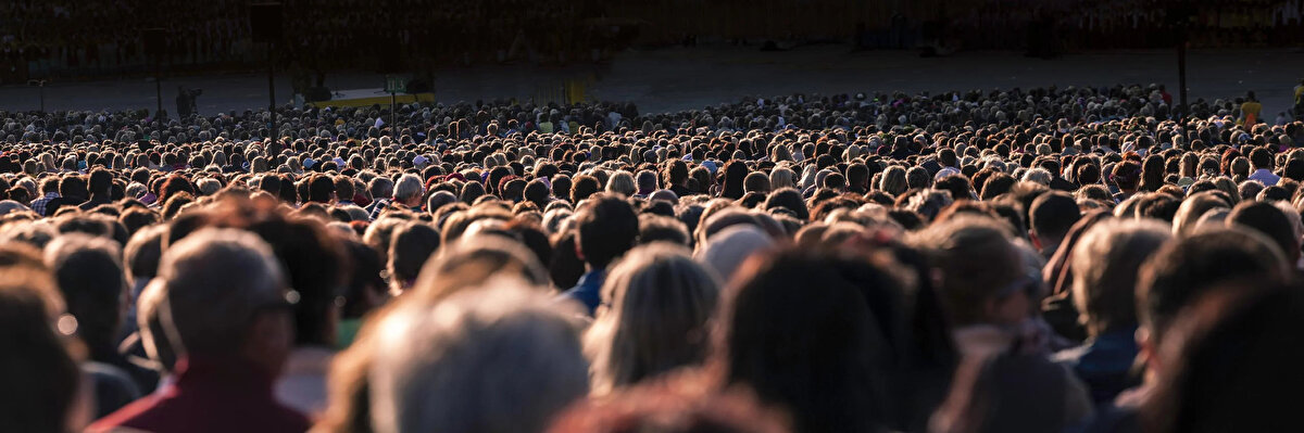 Kıyı şeridinin geri çekilmesi erken uyarı işaretlerini gösteriyor; yaklaşan tsunami ise tam ölçekli ekonomik ve toplumsal etkileri temsil ediyor. Bu değişim, ekonomileri, toplumları ve küresel piyasaları yeniden şekillendirebilecek büyüklükte bir demografik kriz anlamına geliyor.