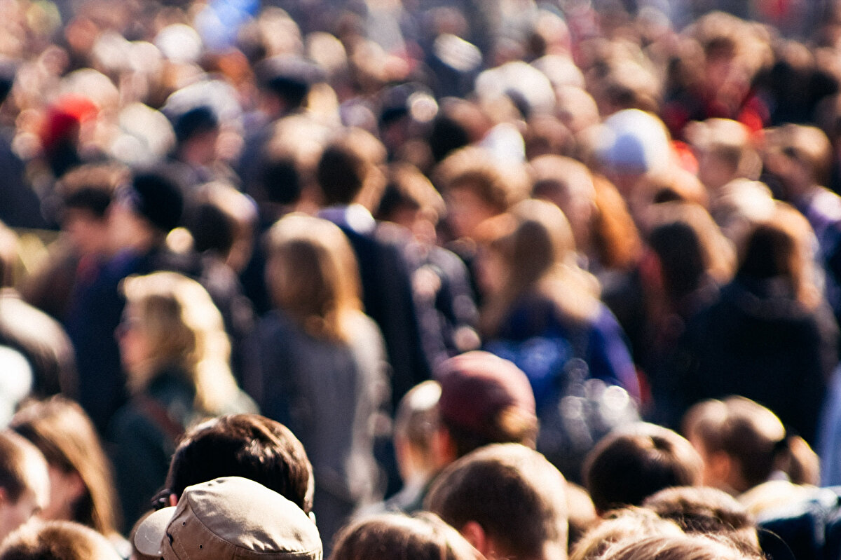 Pool, “Nüfus çöküyor değil, çoktan çöktü . Kıyı şeridi geri çekiliyor ve kimse bizi vurmak üzere olan tsunaminin farkında değil” sözleriyle yaklaşan demografik fırtınayı anlattı.