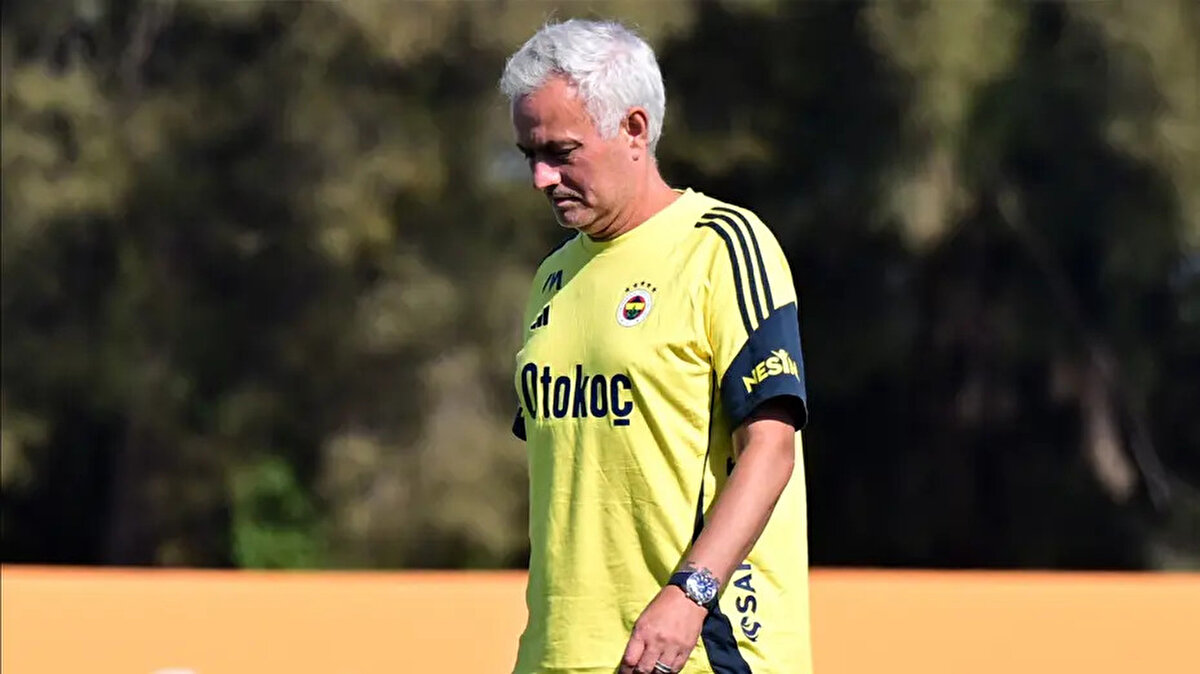 Feyenoord'la oynanan maçları ve Benfica eşleşmesini karşılaştıran Mourinho, “Benfica, Feyenoord'dan daha güçlü bir takım. Feyenoord'u elediğimizde Benfica'nın mutlu olmayacağını söylemiştim. Belki de mutludurlar bize karşı oynadıkları için. Ben Fenerbahçe antrenörü olarak Nice'e karşı oynamak isterdim. Şu anda daha iyi oynamız gerekiyor çünkü Benfica, Feyenoord'dan daha güçlü. İyi oyuncuları ve iyi antrenörleri var. Sürekliliği, kontra atak oyununu biliyorlar. Güçlü bir rakip. Bir Şampiyonlar Ligi ekibi. Şampiyonlar Ligi'ne karşılaşacağınız bir ekip, elemelerde değil. Feyenoord maçında 4 gol yemiştik, Benfica'ya 5 gol atamayız. Daha iyisini yapmamız gerekiyor.”<br>