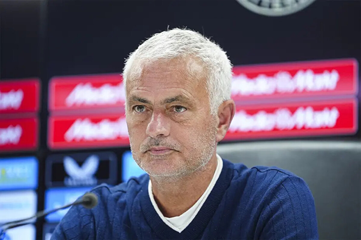 Mourinho sözlerine şöyle devam etti, “Dürüst olmak gerekirse Türkiye Ligi'yle Şampiyonlar Ligi'nin çok bağlantısı yok. Kesinlikle Şampiyonlar Ligi'nde olmak çok fazla pozitif şeyler katacak. Özellikle ekonomik ve marka anlamında. Büyük takımlara karşı oynamak çok önemli. Bu formatta 8 tane rakip olacak. Dolayısıyla çok pozitif bir durum Şampiyonlar Ligi'nde oynamak. Şampiyonlar Ligi'yle Türkiye Ligi arasında bir bağlantı olmadığını düşünüyorum."<br>