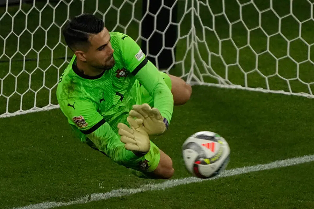 Kaleci transferi için girişimlerini sürdüren Galatasaray'ın Porto forması giyen Diogo Costa için atak yaptığı iddia edilmişti.<br>